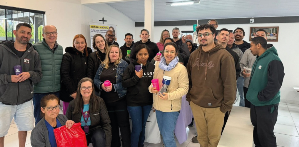 Hoje o Sindicato dos Trabalhadores Gráficos, através de seu diretor Wander, e a representante da Uniodonto a Sra. Nilse, participaram da SIPAT, com a temática Postura e movimento.