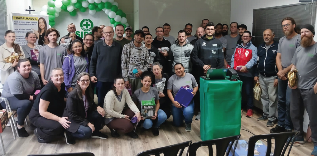 Hoje o Sindicato dos Trabalhadores Gráficos, através de seu diretor Wander, e a representante da Uniodonto a Sra. Nilse, participaram da SIPAT, com a temática meio ambiente.